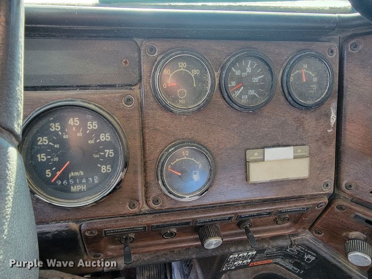 image for item ME9752 1990 Freightliner  rollback truck