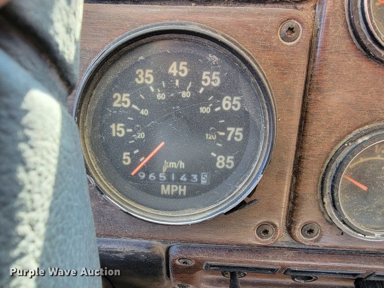 image for item ME9752 1990 Freightliner  rollback truck