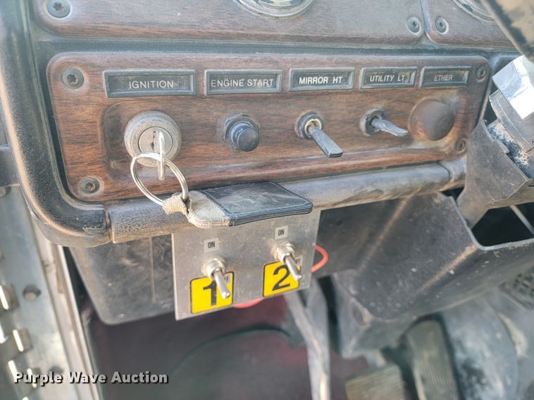 image for item ME9752 1990 Freightliner  rollback truck