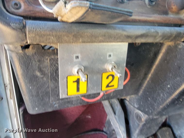 image for item ME9752 1990 Freightliner  rollback truck