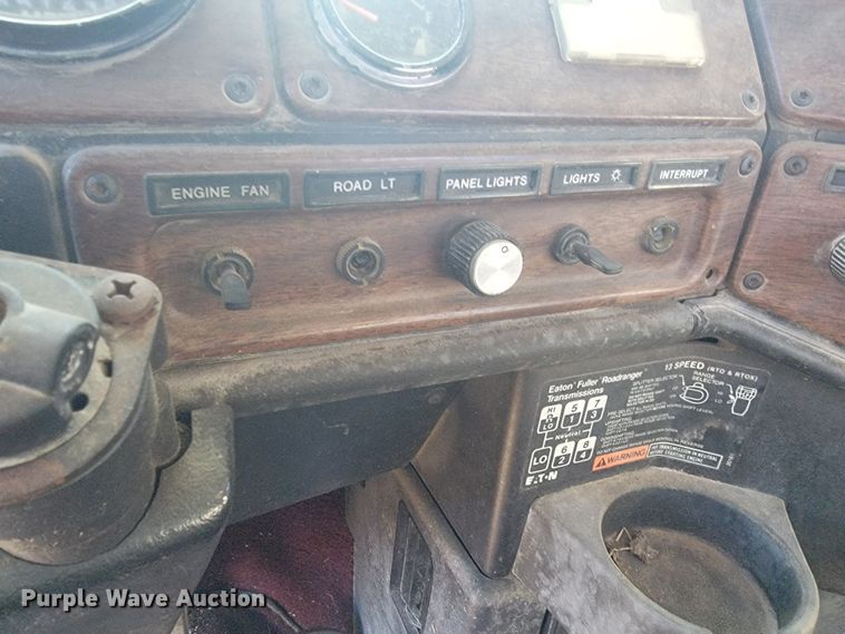 image for item ME9752 1990 Freightliner  rollback truck