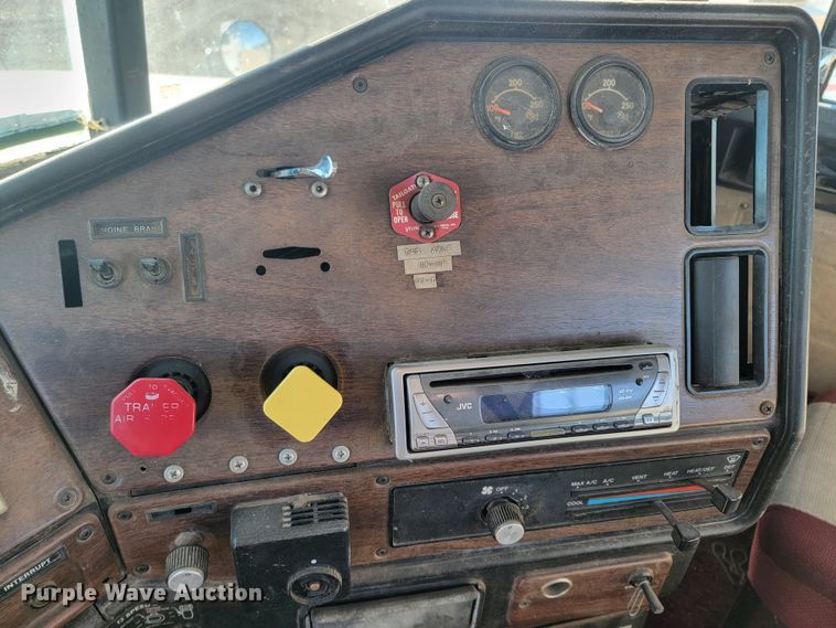 image for item ME9752 1990 Freightliner  rollback truck