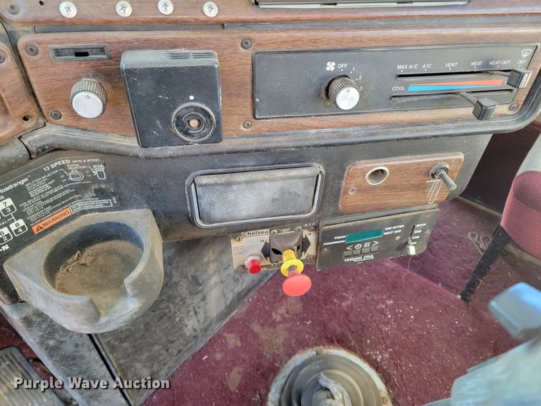 image for item ME9752 1990 Freightliner  rollback truck