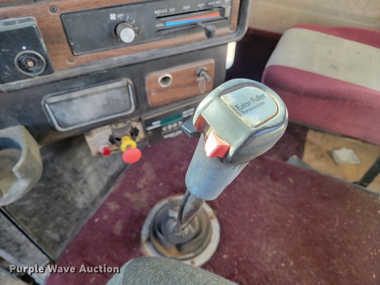 image for item ME9752 1990 Freightliner  rollback truck