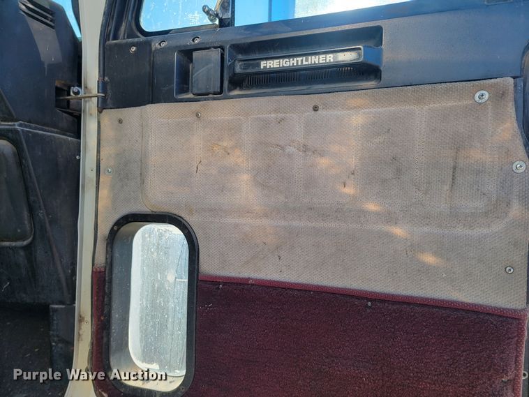 image for item ME9752 1990 Freightliner  rollback truck