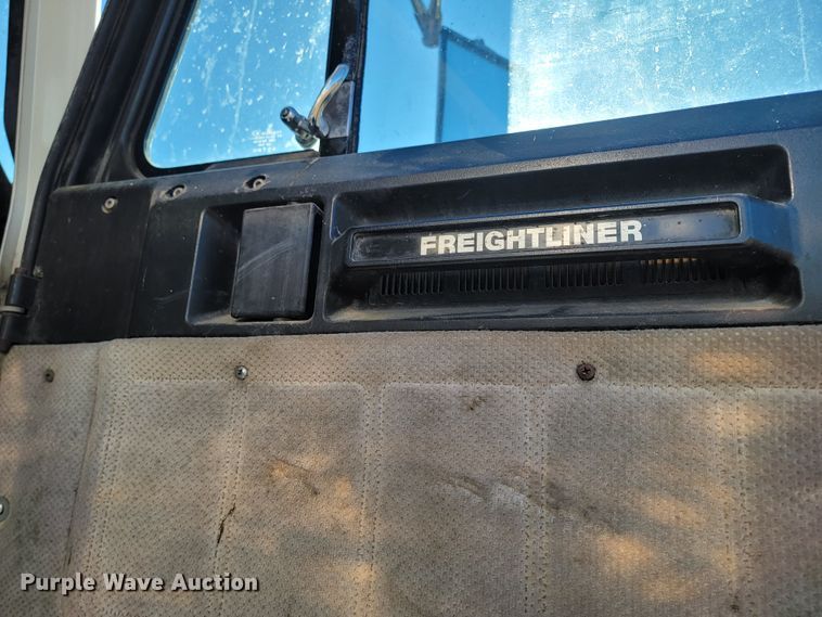image for item ME9752 1990 Freightliner  rollback truck