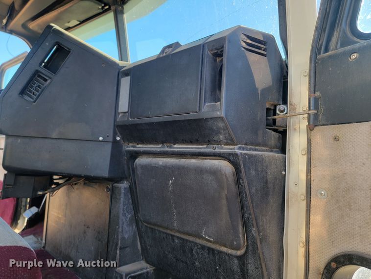 image for item ME9752 1990 Freightliner  rollback truck