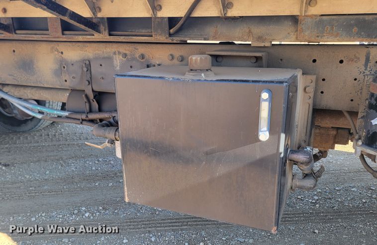 image for item ME9752 1990 Freightliner  rollback truck