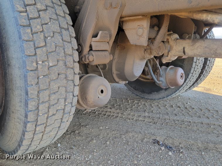 image for item ME9752 1990 Freightliner  rollback truck