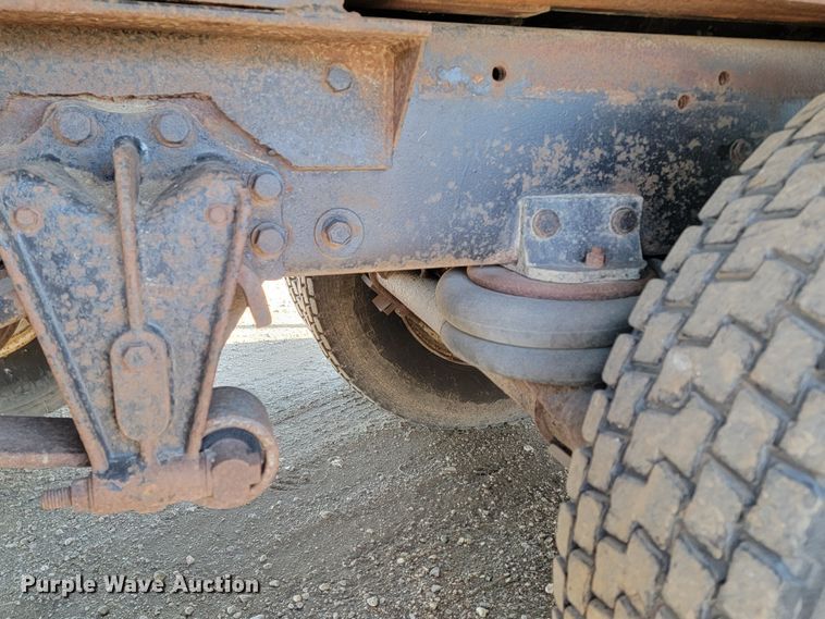 image for item ME9752 1990 Freightliner  rollback truck