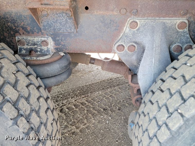 image for item ME9752 1990 Freightliner  rollback truck