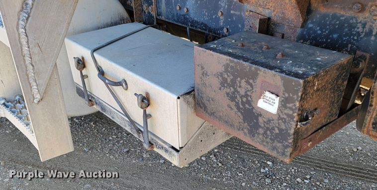 image for item ME9752 1990 Freightliner  rollback truck