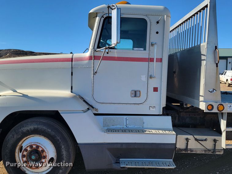 image for item ME9752 1990 Freightliner  rollback truck