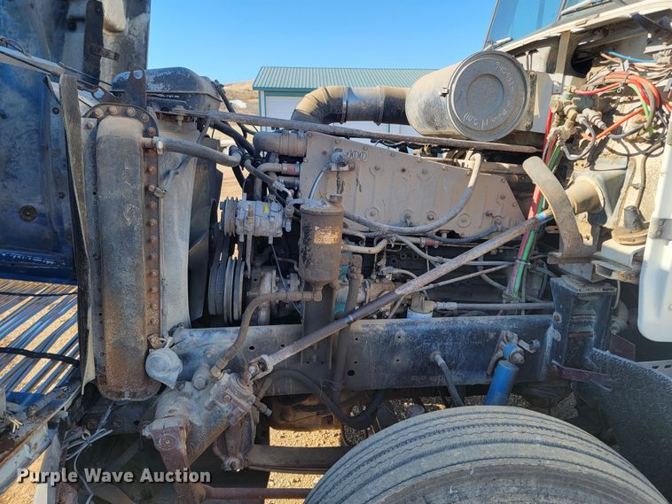 image for item ME9752 1990 Freightliner  rollback truck