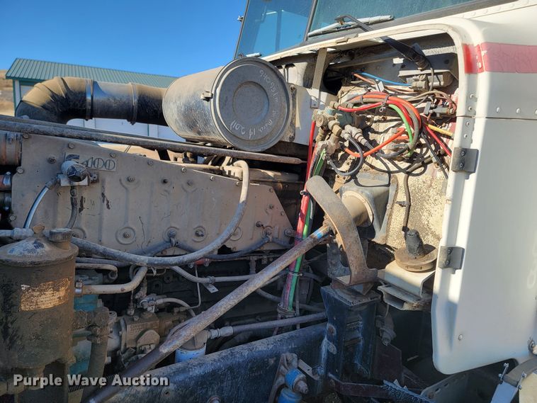 image for item ME9752 1990 Freightliner  rollback truck