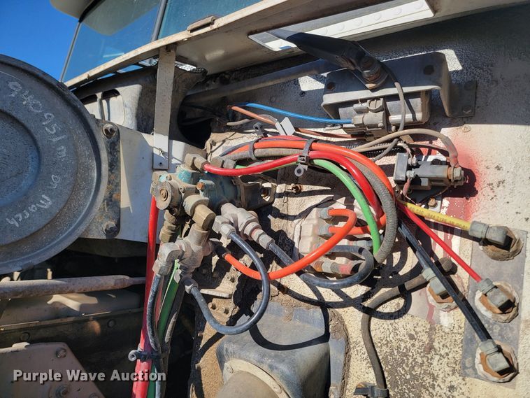 image for item ME9752 1990 Freightliner  rollback truck