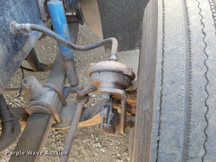 image for item ME9752 1990 Freightliner  rollback truck