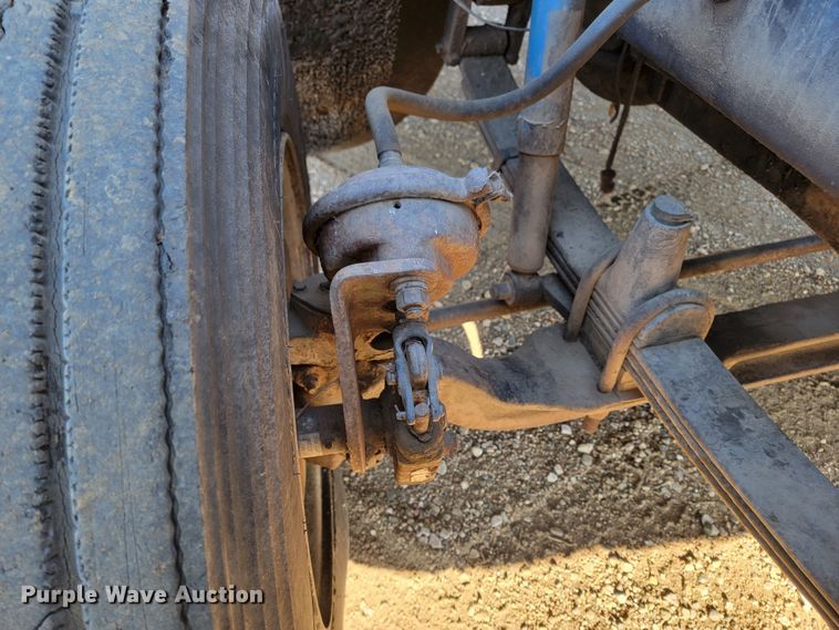 image for item ME9752 1990 Freightliner  rollback truck