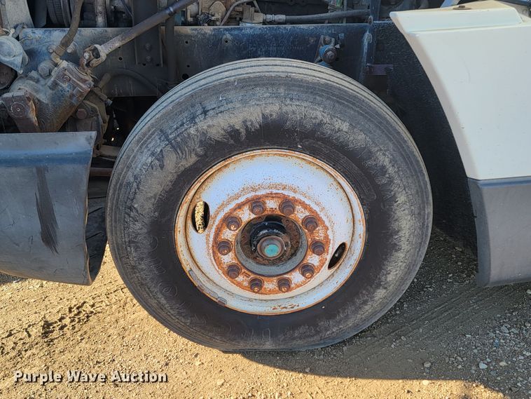 image for item ME9752 1990 Freightliner  rollback truck