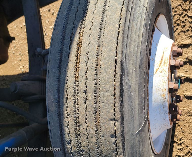 image for item ME9752 1990 Freightliner  rollback truck