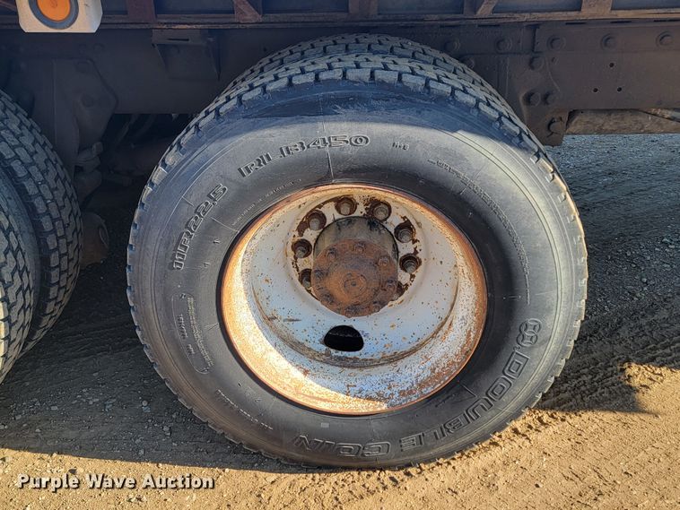 image for item ME9752 1990 Freightliner  rollback truck