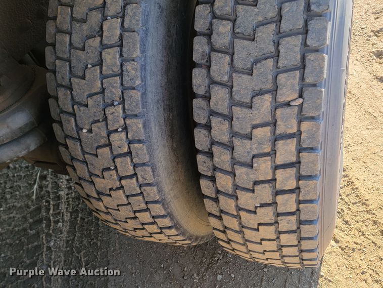 image for item ME9752 1990 Freightliner  rollback truck