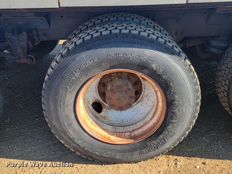 image for item ME9752 1990 Freightliner  rollback truck