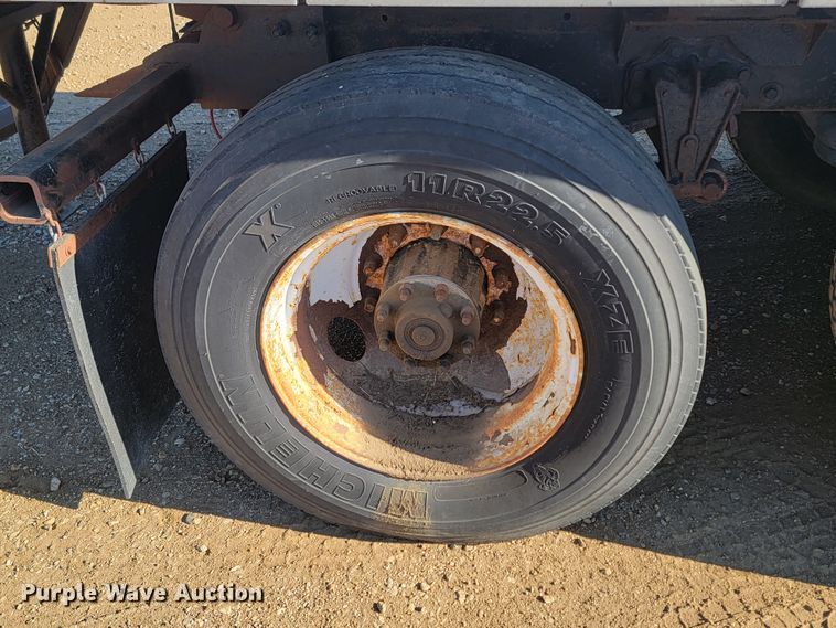 image for item ME9752 1990 Freightliner  rollback truck