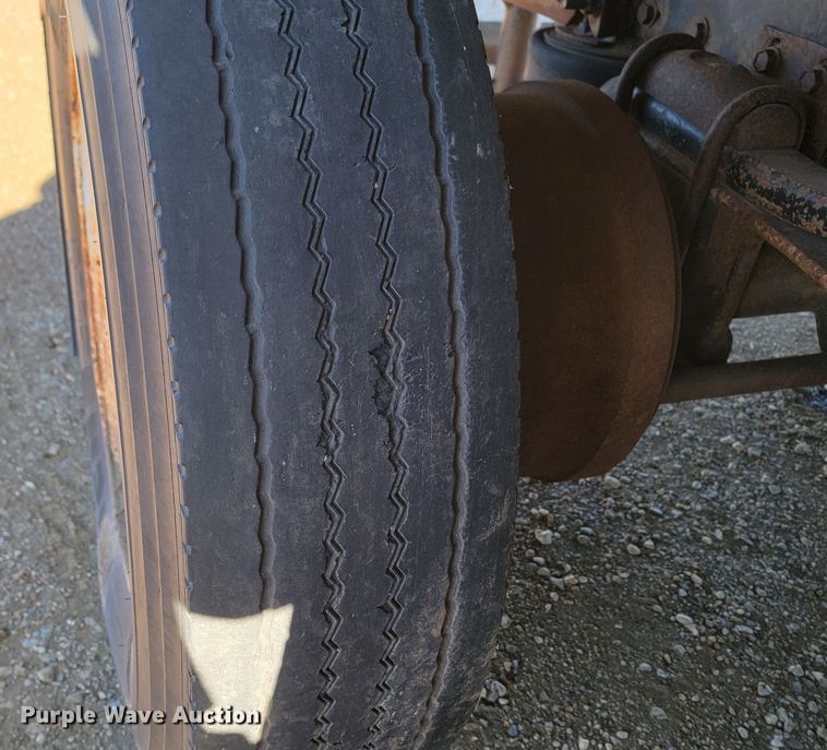 image for item ME9752 1990 Freightliner  rollback truck