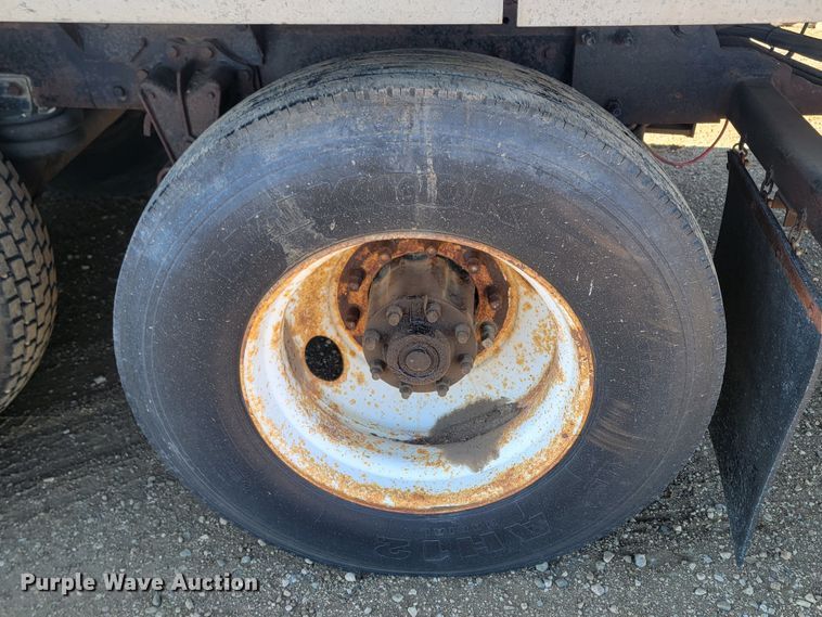 image for item ME9752 1990 Freightliner  rollback truck