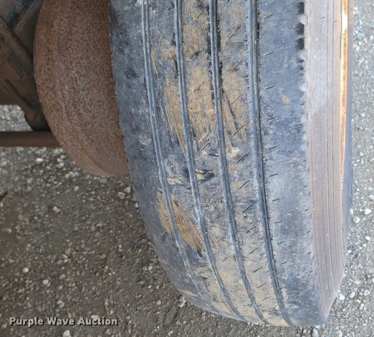 image for item ME9752 1990 Freightliner  rollback truck