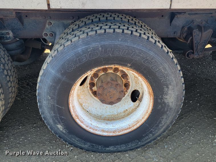 image for item ME9752 1990 Freightliner  rollback truck