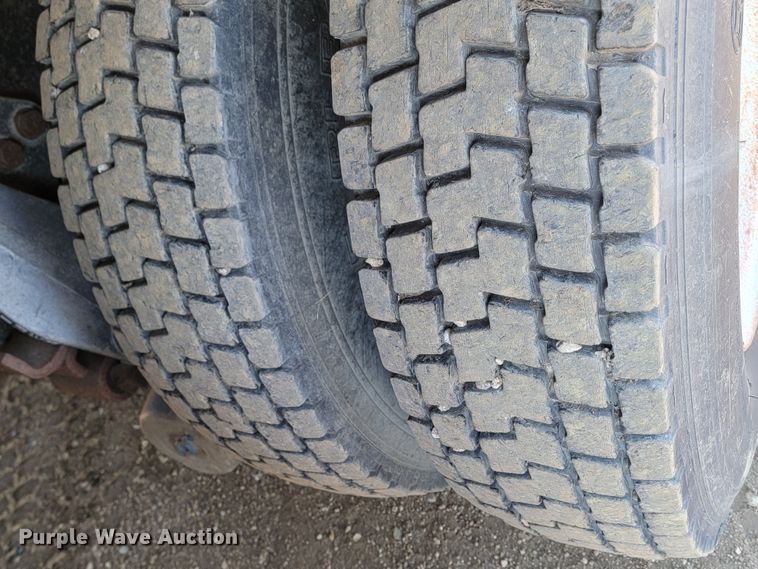 image for item ME9752 1990 Freightliner  rollback truck