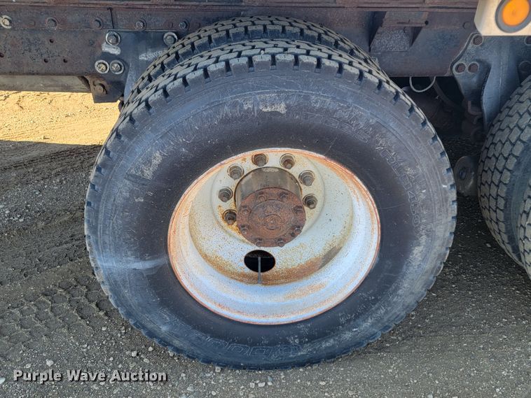 image for item ME9752 1990 Freightliner  rollback truck