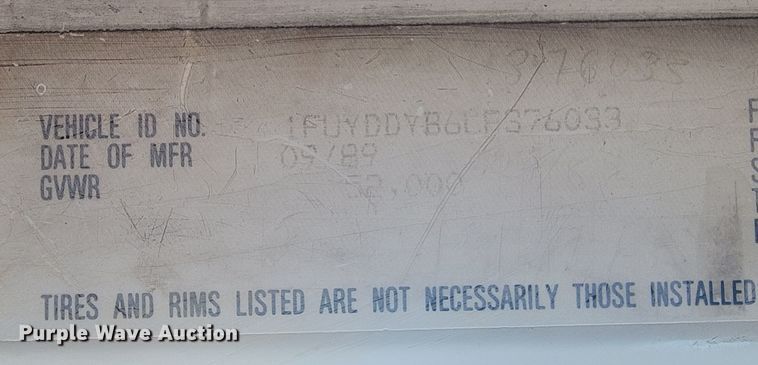 image for item ME9752 1990 Freightliner  rollback truck