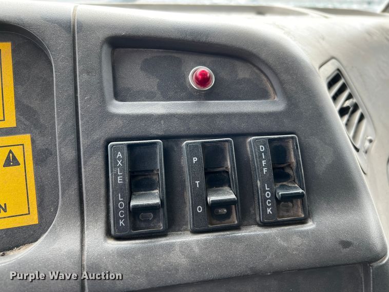 image for item MF9802 2007 Sterling L9500  truck cab and chassis