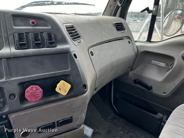 image for item MF9802 2007 Sterling L9500  truck cab and chassis