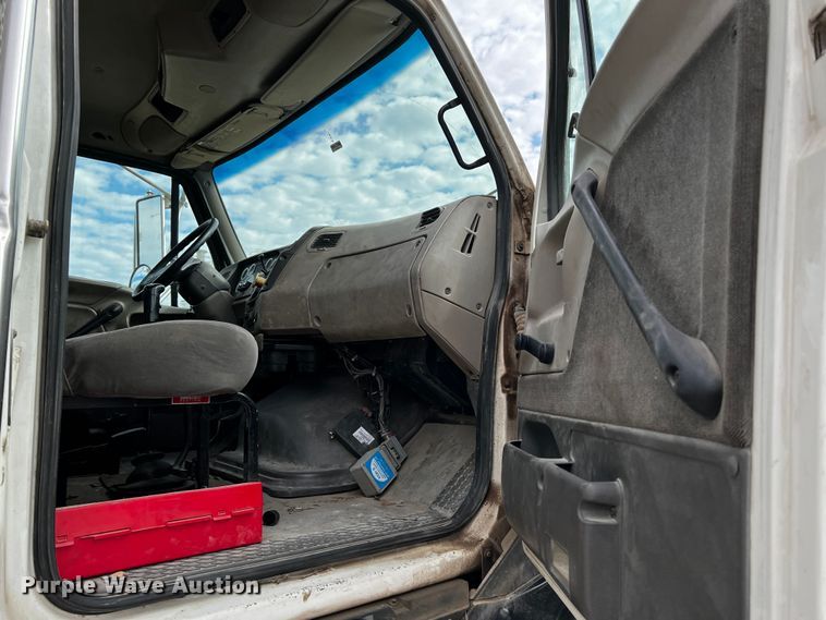 image for item MF9802 2007 Sterling L9500  truck cab and chassis