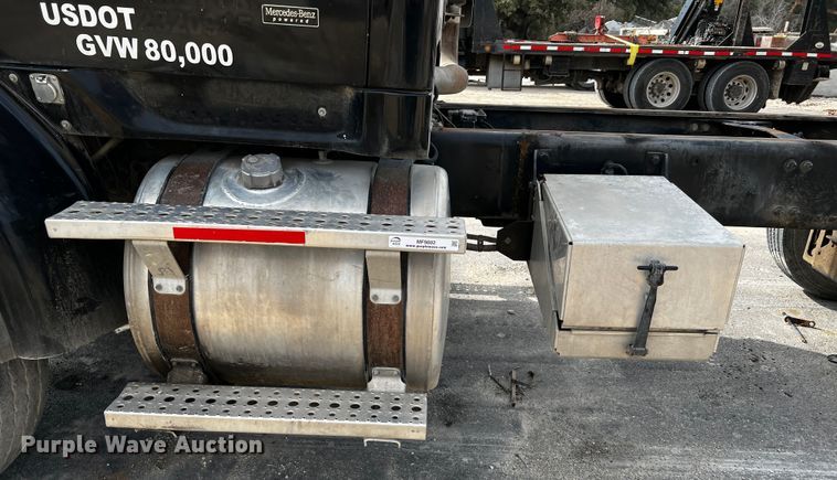 image for item MF9802 2007 Sterling L9500  truck cab and chassis