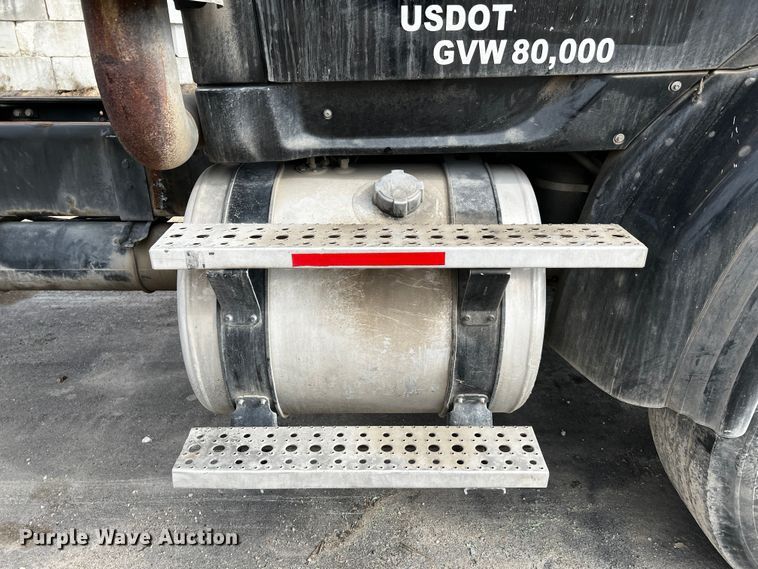 image for item MF9802 2007 Sterling L9500  truck cab and chassis