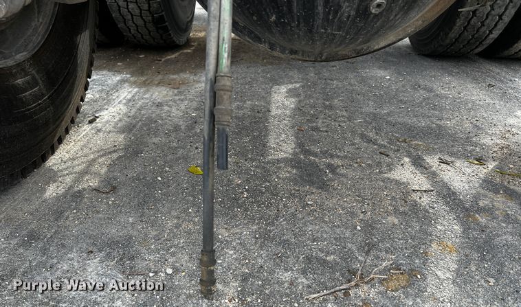 image for item MF9802 2007 Sterling L9500  truck cab and chassis