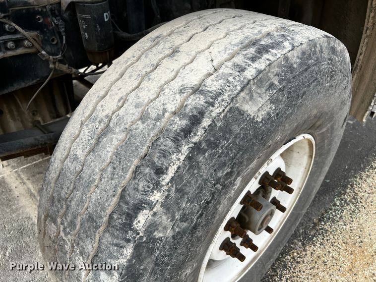 image for item MF9802 2007 Sterling L9500  truck cab and chassis