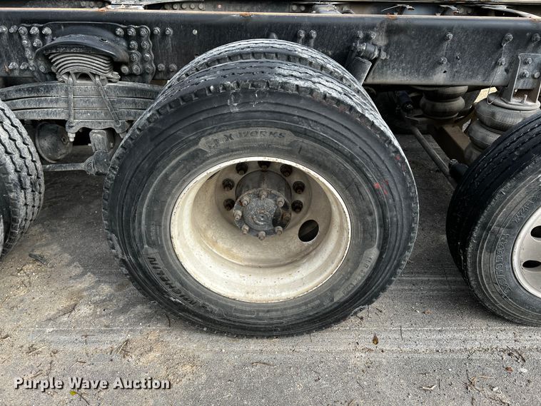 image for item MF9802 2007 Sterling L9500  truck cab and chassis