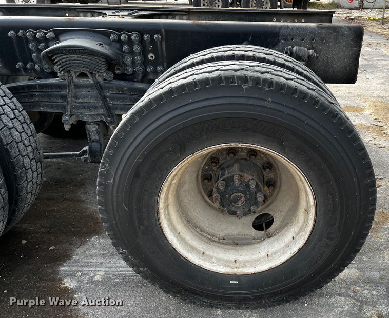 image for item MF9802 2007 Sterling L9500  truck cab and chassis