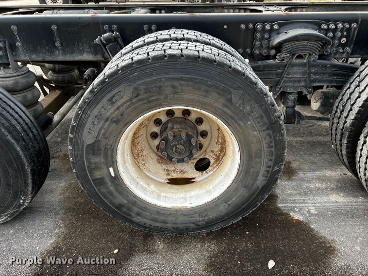 image for item MF9802 2007 Sterling L9500  truck cab and chassis