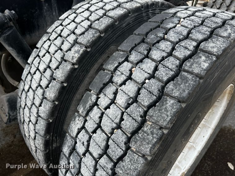 image for item MF9802 2007 Sterling L9500  truck cab and chassis