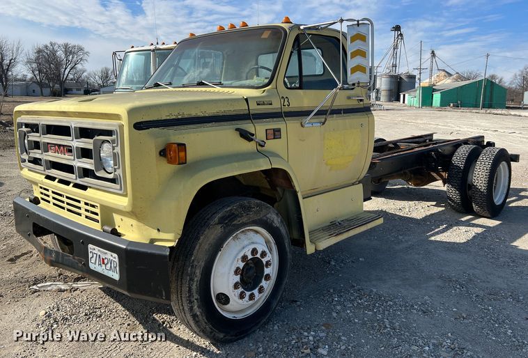 image for item MM9051 1987 GMC C7000 truck cab and chassis