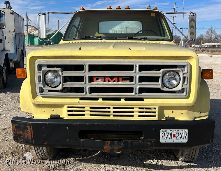 image for item MM9051 1987 GMC C7000 truck cab and chassis