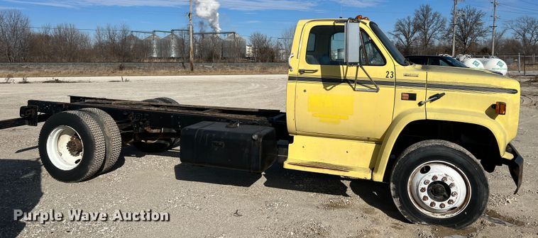 image for item MM9051 1987 GMC C7000 truck cab and chassis