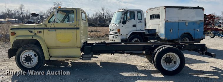 image for item MM9051 1987 GMC C7000 truck cab and chassis